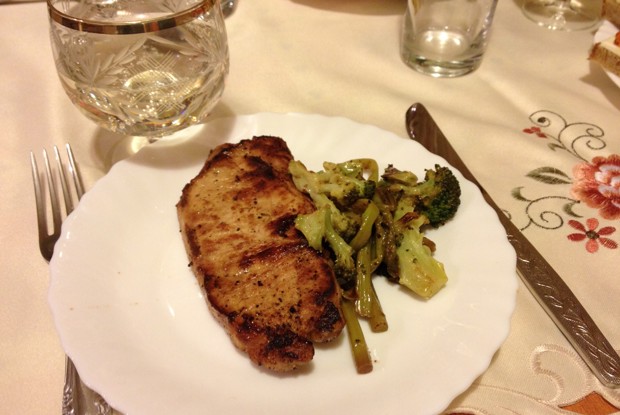 Маринованный стейк из свинины со спаржей