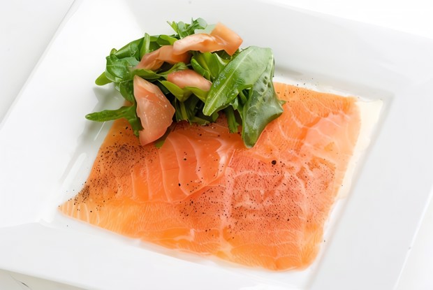 Маринованный в лимонном соке и белом вине лосось