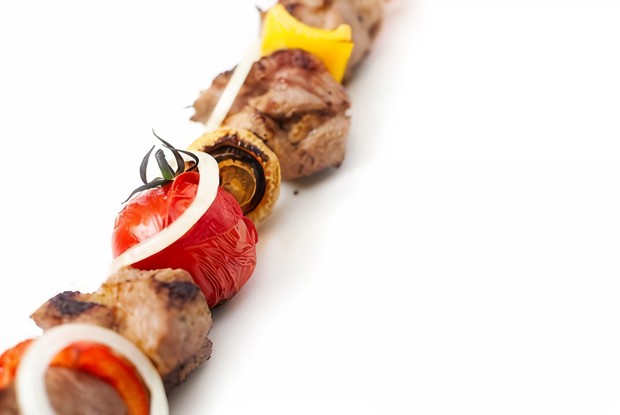 Маринованный в портвейне говяжий шашлык с помидорами, грибами и перцами