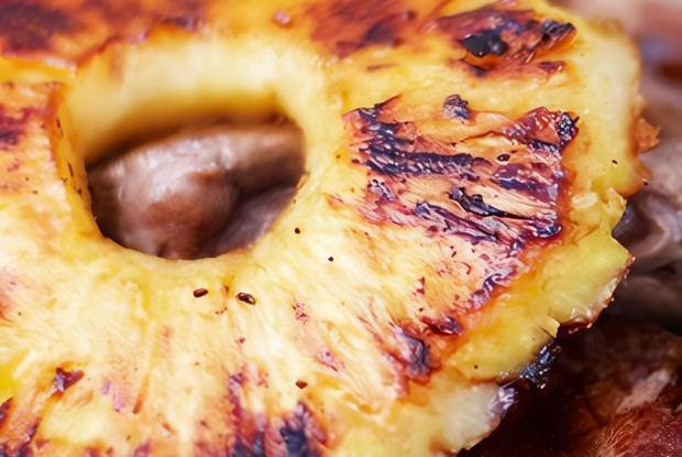 Маринованный в вишневом ликере и меде ананас на гриле