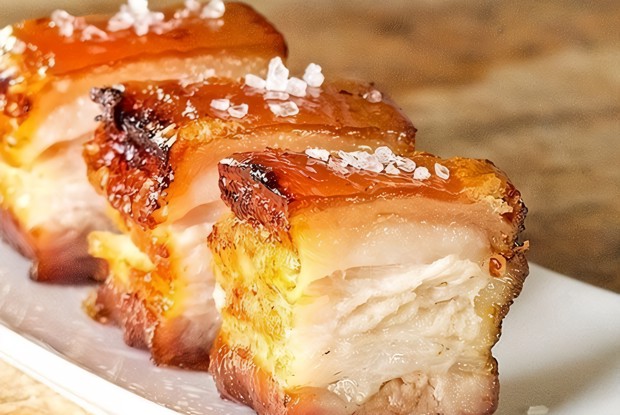 Маринованное с чесноком и специями сало, запеченное в духовке