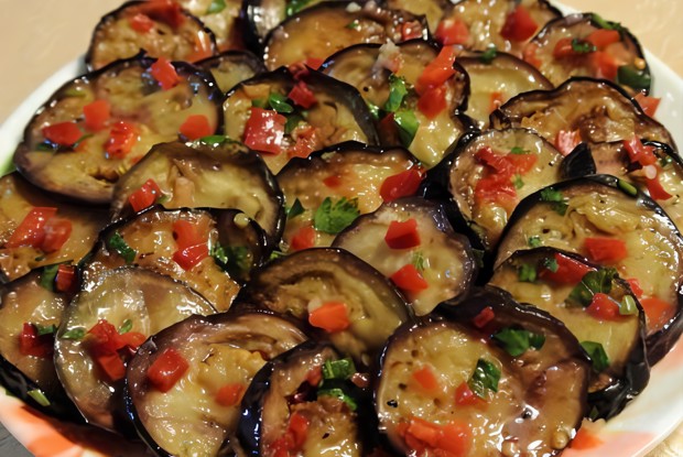 Маринованные баклажаны в соусе из сладкого перца