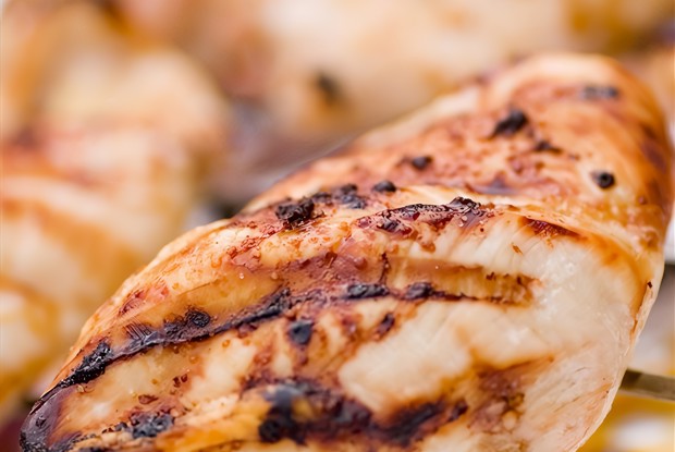 Маринованные куриные грудки с лимоном, кумином и розмарином на гриле