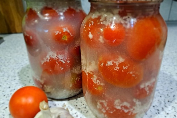 Маринованные помидоры на зиму с чесноком