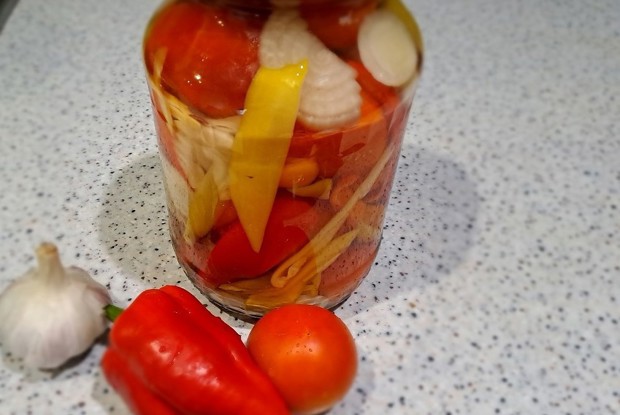 Маринованные помидоры на зиму с перцем и луком