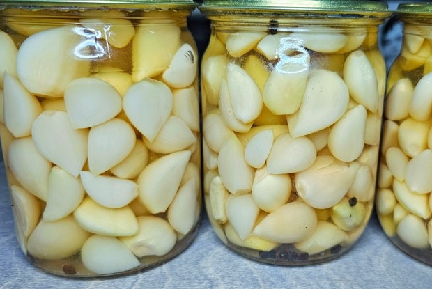 Маринованные зубчики чеснока