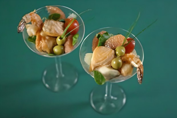 Мартини с королевскими креветками и морскими гребешками