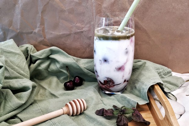 Матча на кокосовом молоке с черешней