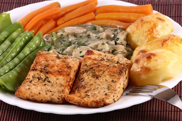 Медальоны из лосося в яйце и сухарях