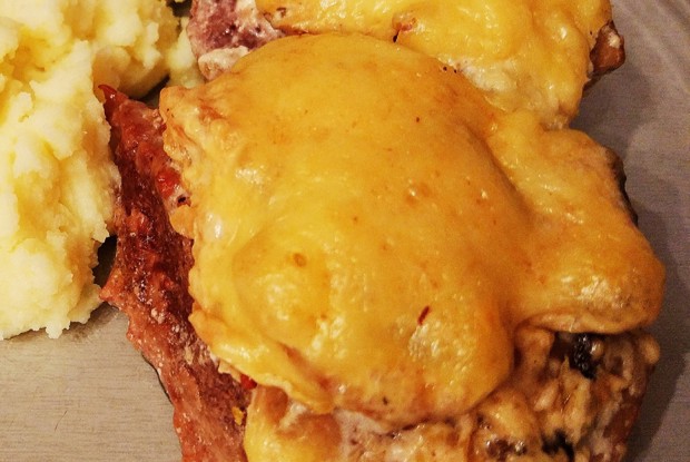 Медальоны из говядины под грибным соусом