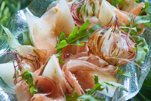 Медовая дыня с пармской ветчиной и хрустящей рукколой