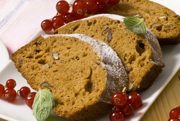 Медовый кекс с орехами в мультиварке