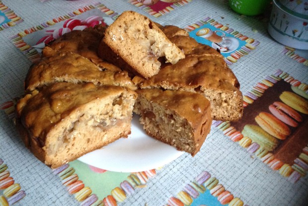 Медовый пирог с овсяными хлопьями, яблоками, миндалем и изюмом