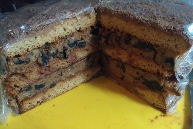 Медовый торт с черносливом и грецкими орехами