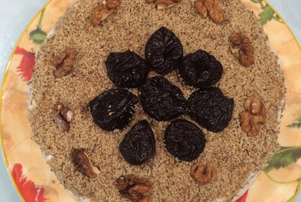 Медовик с черносливом и грецкими орехами