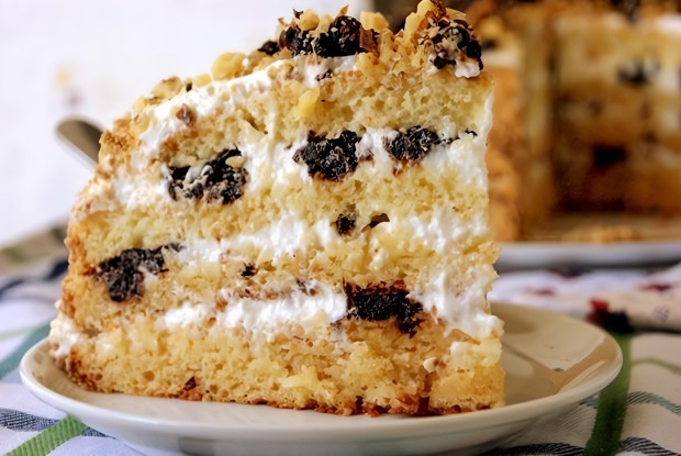 Медовик со сметаной и черносливом