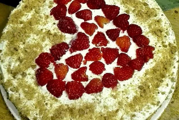 Медовик с клубникой и сметанным кремом