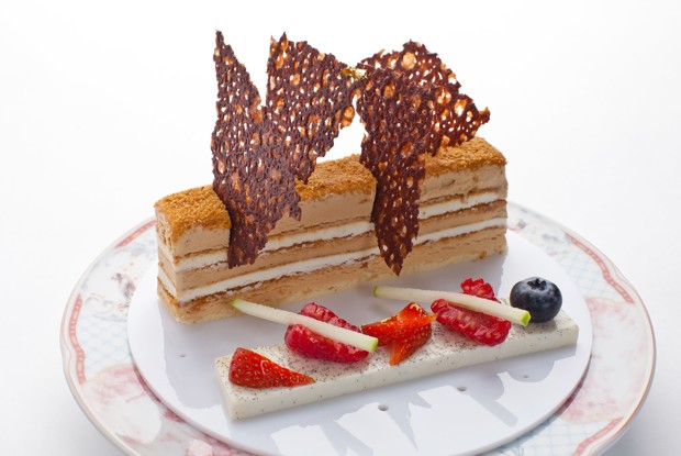 Медовик со свежими ягодами