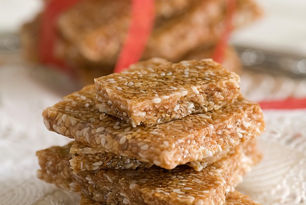 Медово-ореховые конфеты с кунжутом