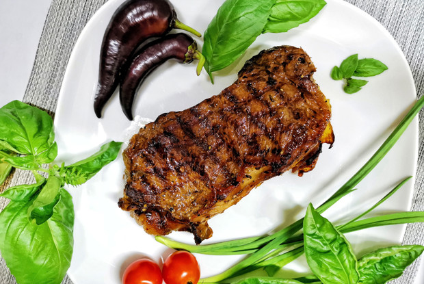 Медово-горчичный стейк стриплойн из мраморной говядины