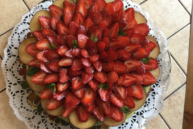 Медовый торт с клубникой и бананами