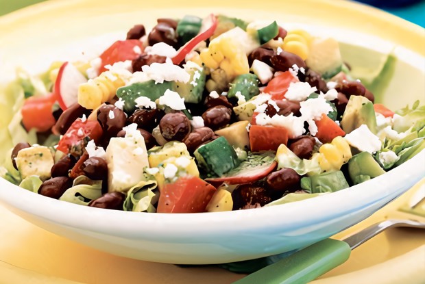 Мексиканский салат с сыром фета и черными бобами
