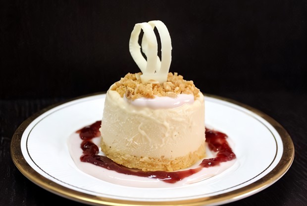 Мельба (персиковое парфе с малиновым соусом)