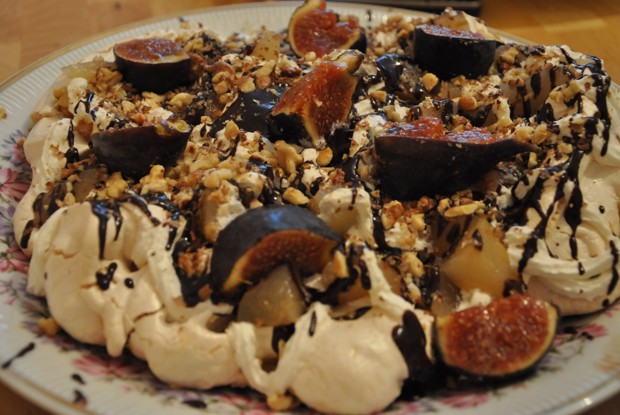 Меренга с грушами, сливками, грецким орехом и шоколадным соусом