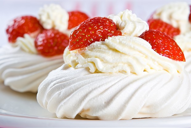 Меренги с клубникой