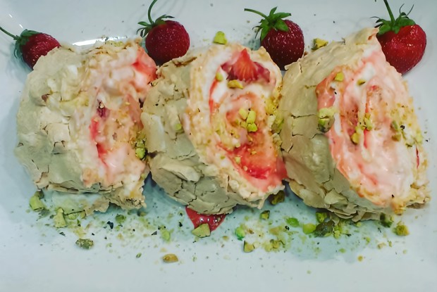 Меренговый фисташковый рулет с маскарпоне и малиной