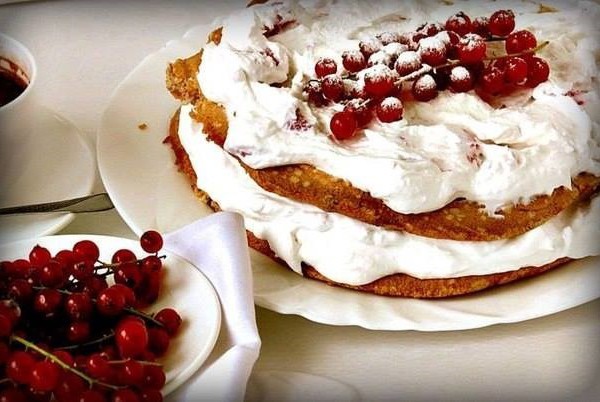 Меренговый торт с малиной