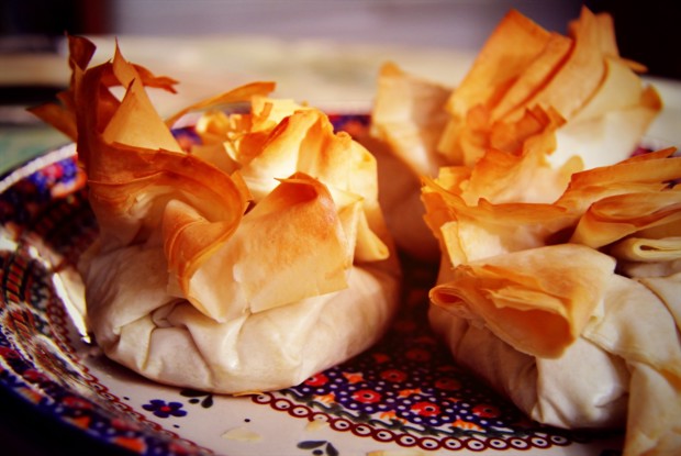 Мешочки из теста фило с грибами и пармезаном