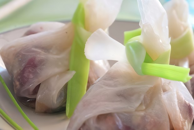 Мешочки с курицей в сладком соусе с орехами