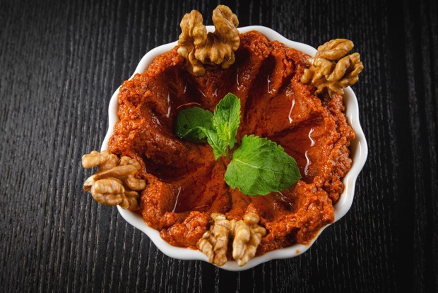 Мезе из запеченного болгарского перца с грецким орехом