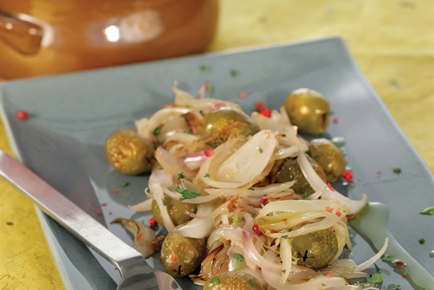 Меззе из оливок с карамелизированным луком и свежим орегано