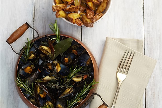 Мидии с соусом и домашними чипсами