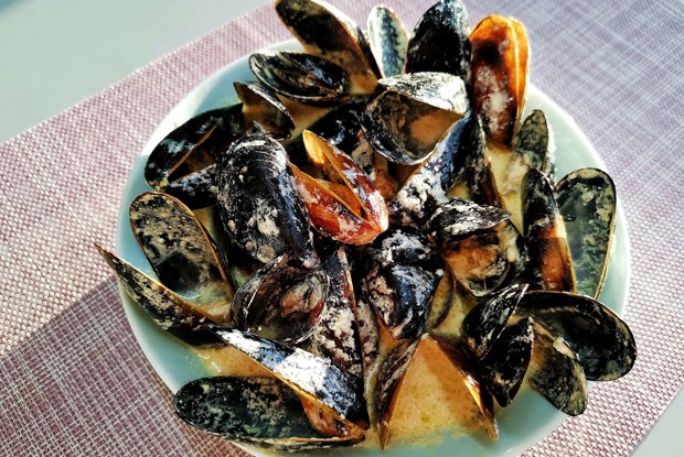 Мидии в чесночно-сливочном соусе с лимонным соком