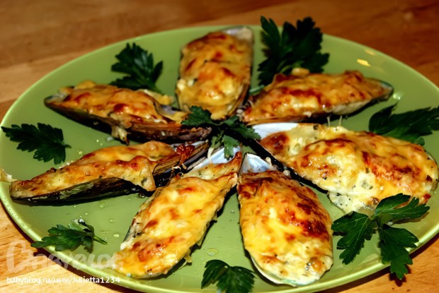 Мидии в ракушках, запеченные с сыром