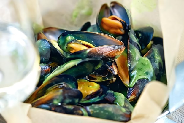 Мидии в соусе из имбиря и петрушки