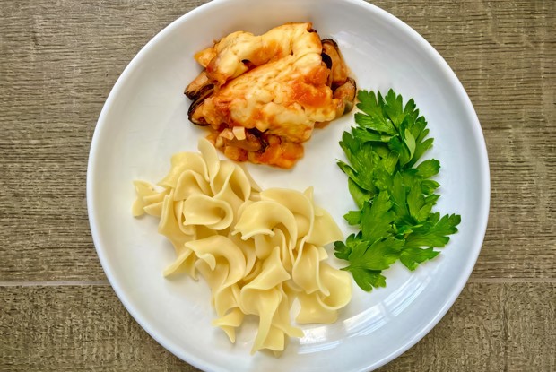 Мидии в томатно-сливочном соусе с сыром и пастой