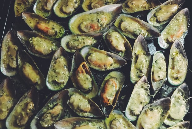 Мидии, запеченные с чесночным соусом и сыром