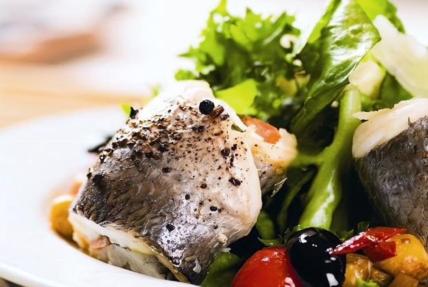 Микс зелёных салатов с рулетами из дорадо