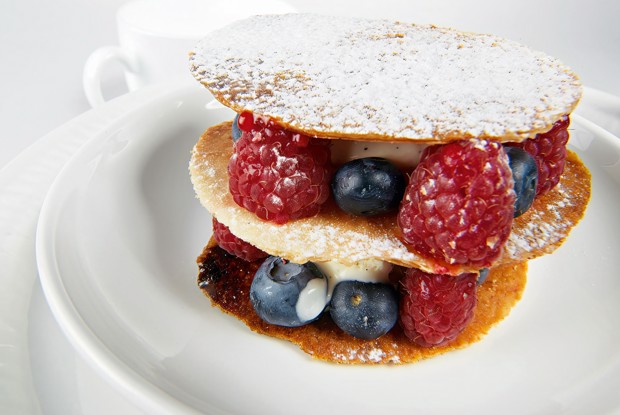 Мильфей с ягодами и медовым мороженым