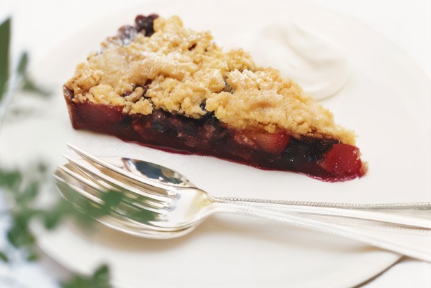 Миндальный крамбл с малиной, нектаринами и красной смородиной