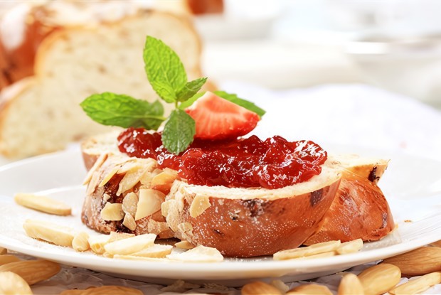 Миндальный пирожные с малиновым джемом