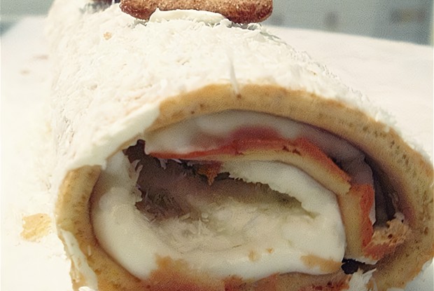 Миндальный рулет с кремом