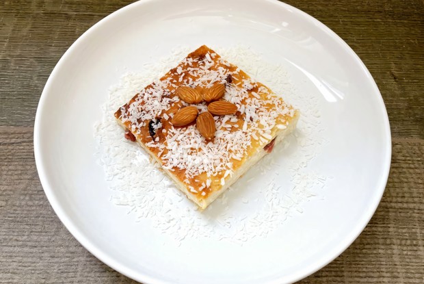 Миндально-кокосовая запеканка с изюмом