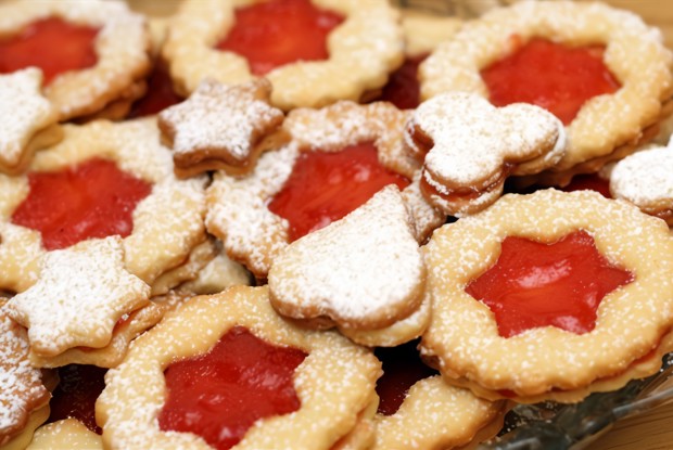 Миндальное печенье с корицей, кардамоном и малиновым джемом