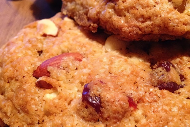 Миндальное печенье с сушеной вишней