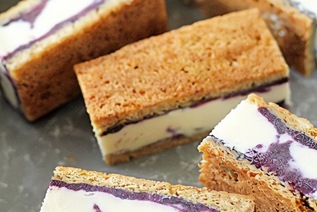 Мини-бисквиты со сливочно-черничным мороженым